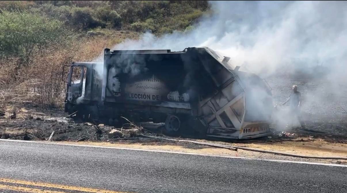Se calcina camión recolector de basura de Tepexco; era nuevo