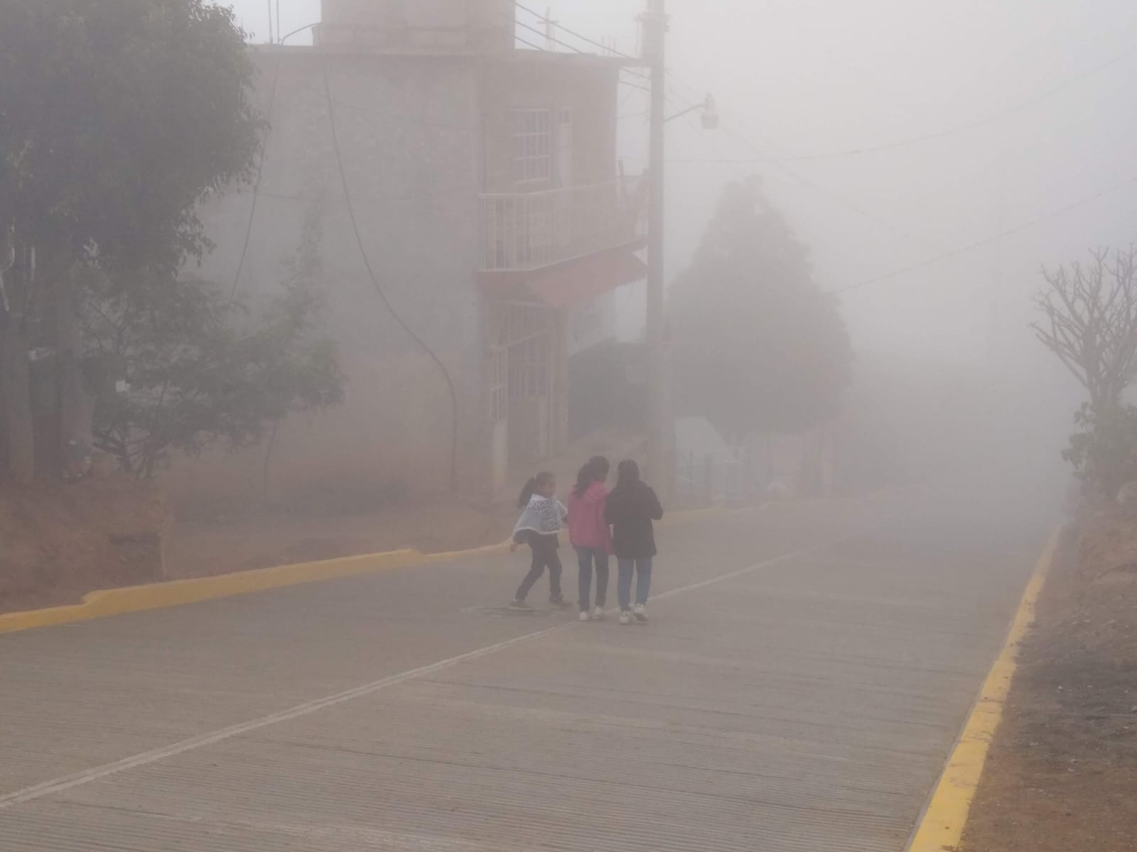 Se registra ausentismo del 70% en escuelas de la Sierra Negra por frío