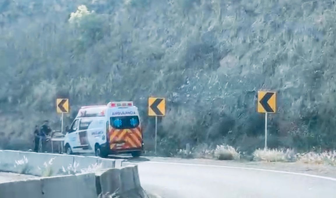 Motociclista resulta lesionado en la peligrosa Curva del Diablo, en Atlixco