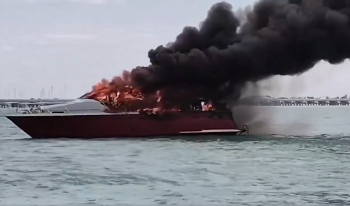 Un yate se incendió frente a las costas de Progreso en Yucatán 