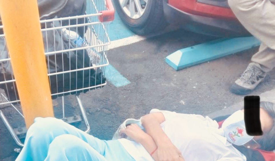 Mujer sufre presuntos ataques epilépticos frente a Gran Bodega en Atlixco