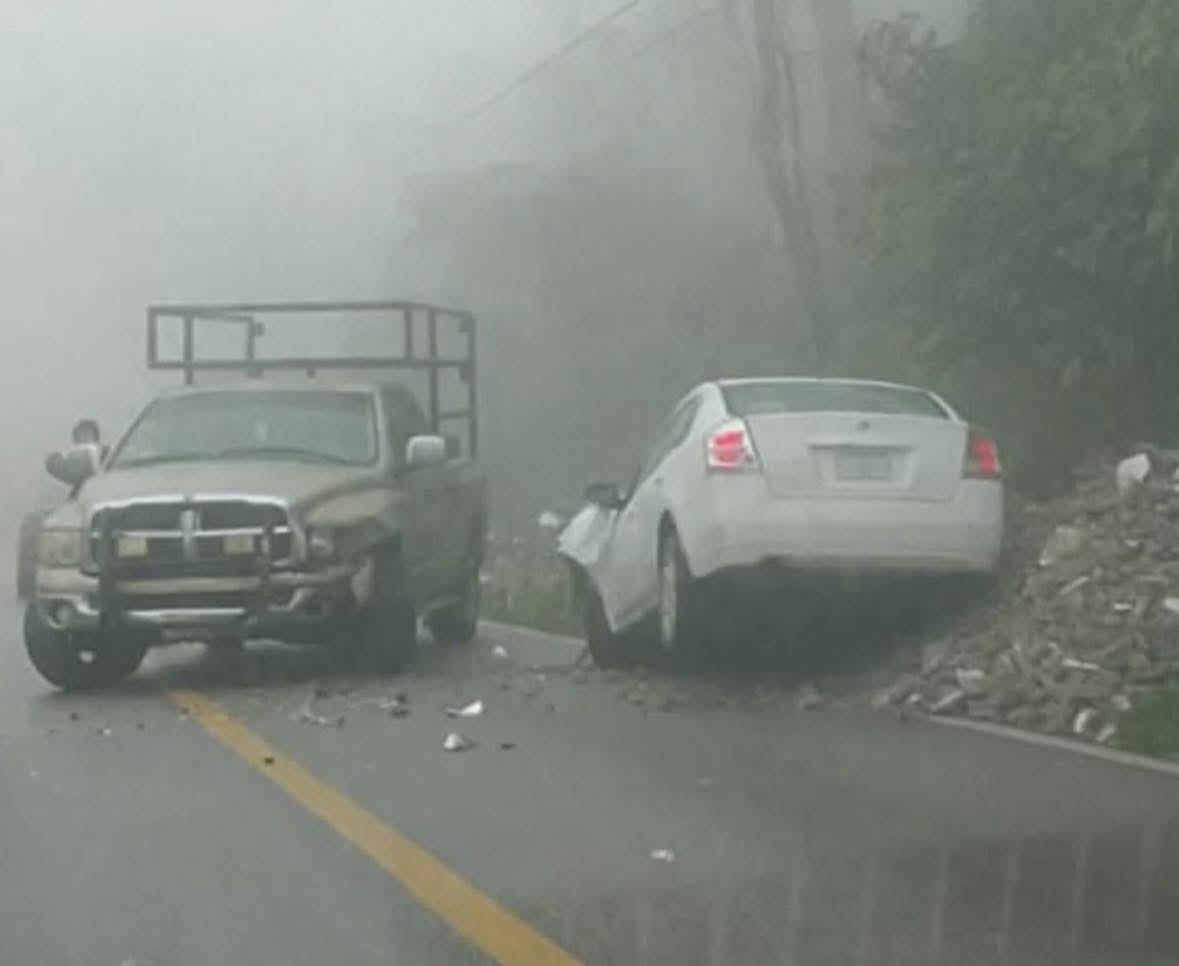 Imprudencia y malas condiciones del clima genera choque en la Teziutlán-Hueytamalco