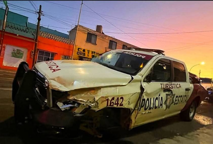 Choca patrulla de la policía turística contra carro en la 23 poniente