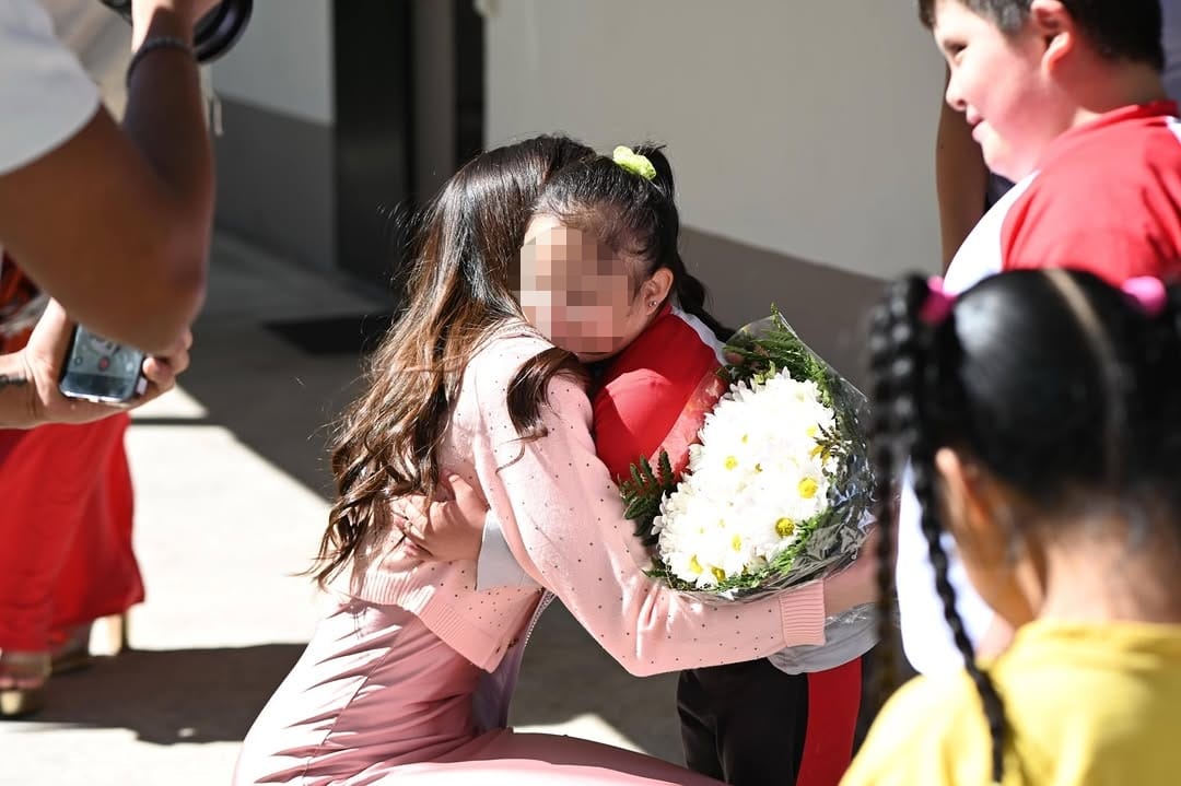 Miss Universo visita Guatemala y juega descalza con los niños, la comparan con la Princesa Diana 