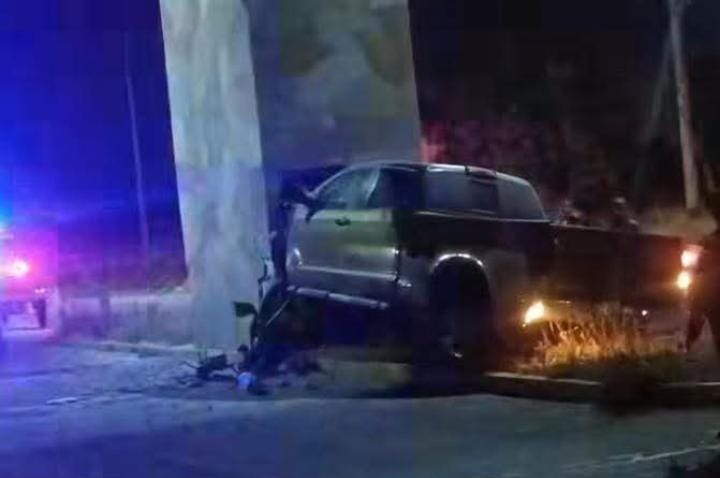 Impacta camioneta contra arco de seguridad en Acajete 