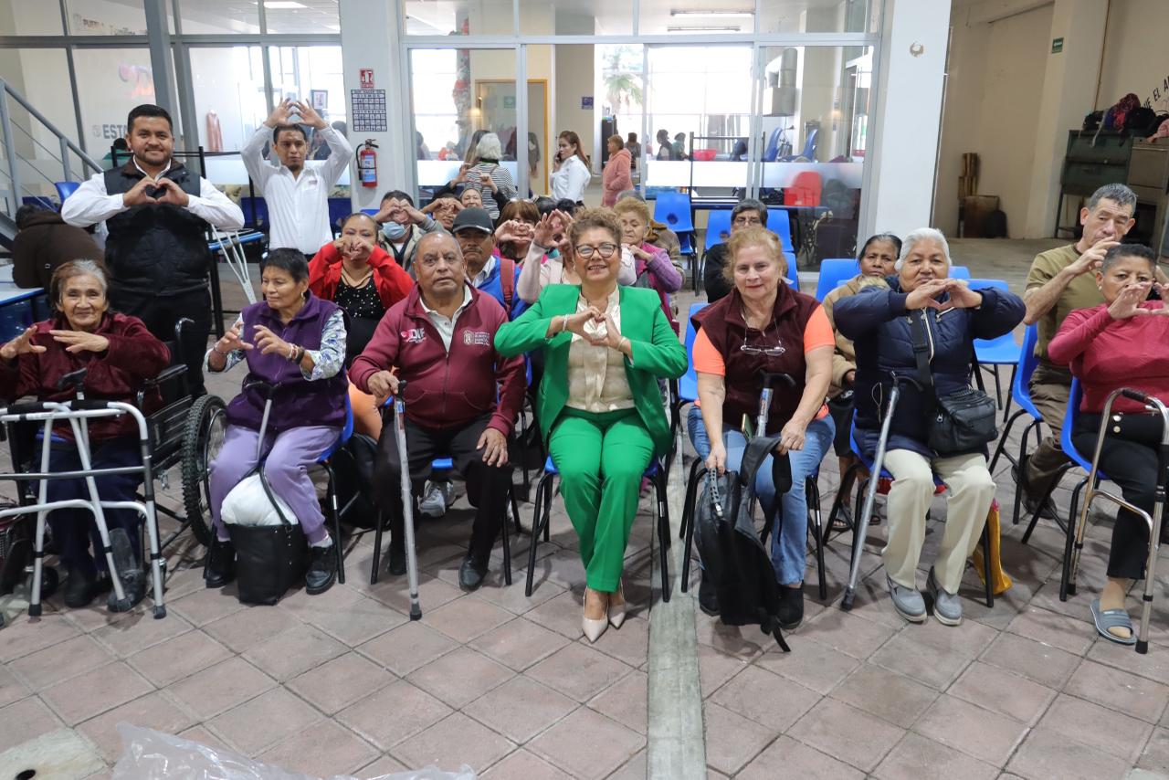 SMDIF Cuautlancingo entrega aparatos funcionales a familias del municipio