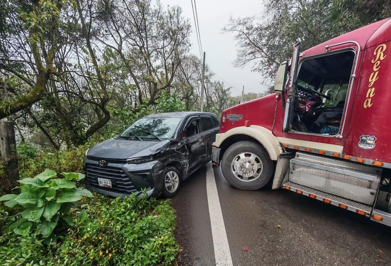 Choque en carretera federal Teziutlán-Nautla genera cierre de vialidades 