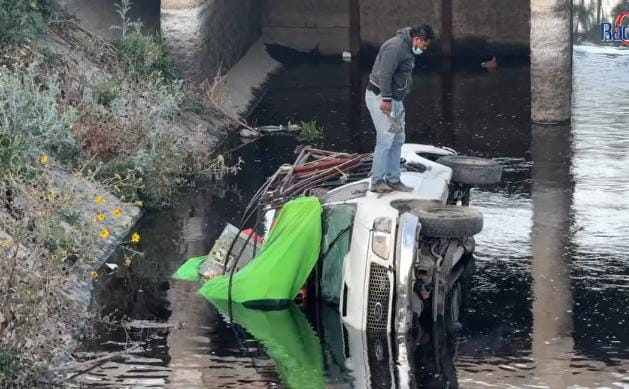 Camioneta se va al fondo del canal de Valsequillo en Tecamachalco 