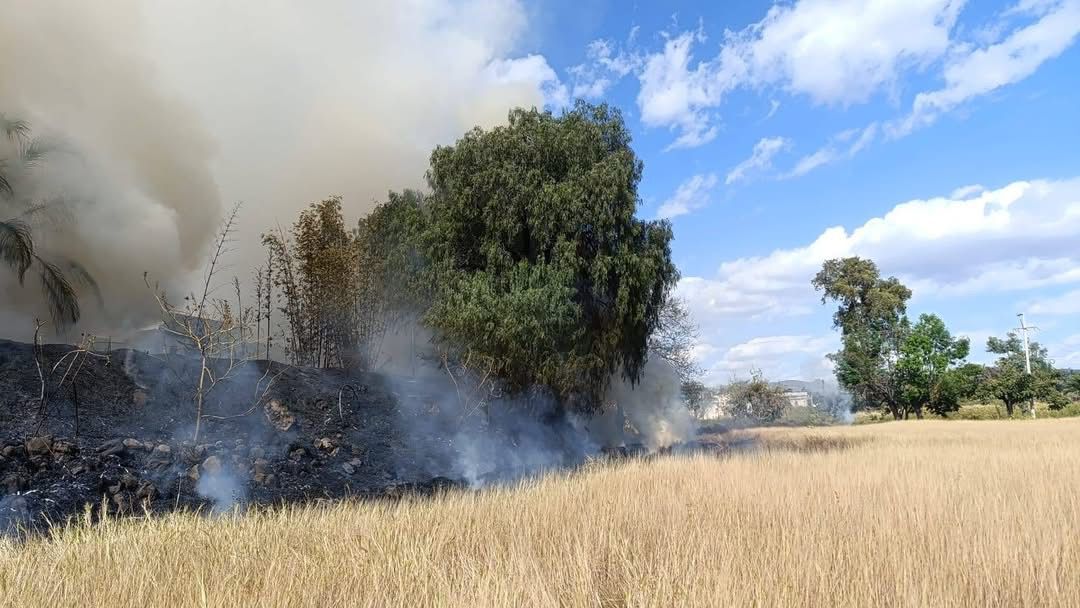 En Atlixco evacúan a alumnos de la UPAEP por incendio de pastizales 