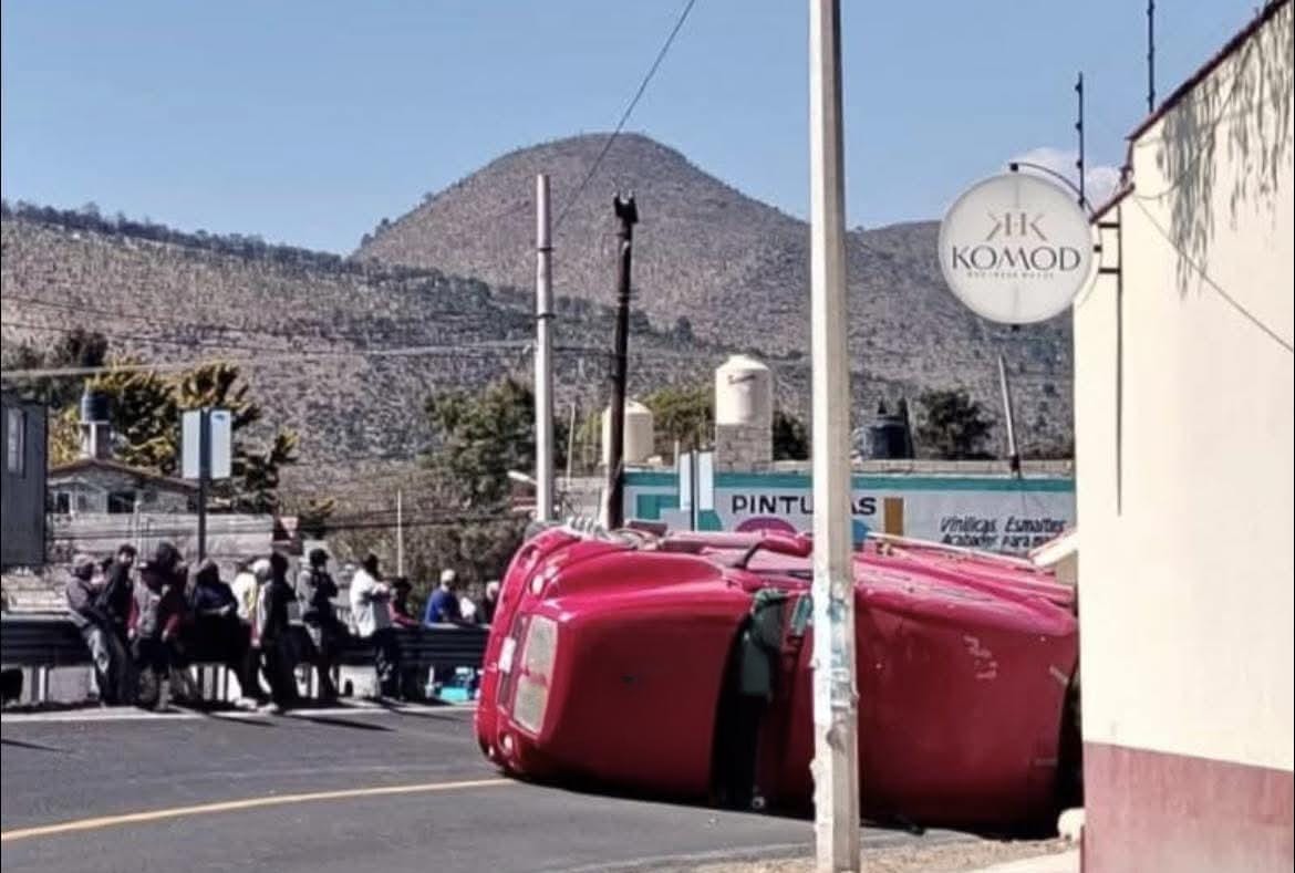 Conductor pierde control de tráiler y queda volcado sobre carretera Oriental-Libres