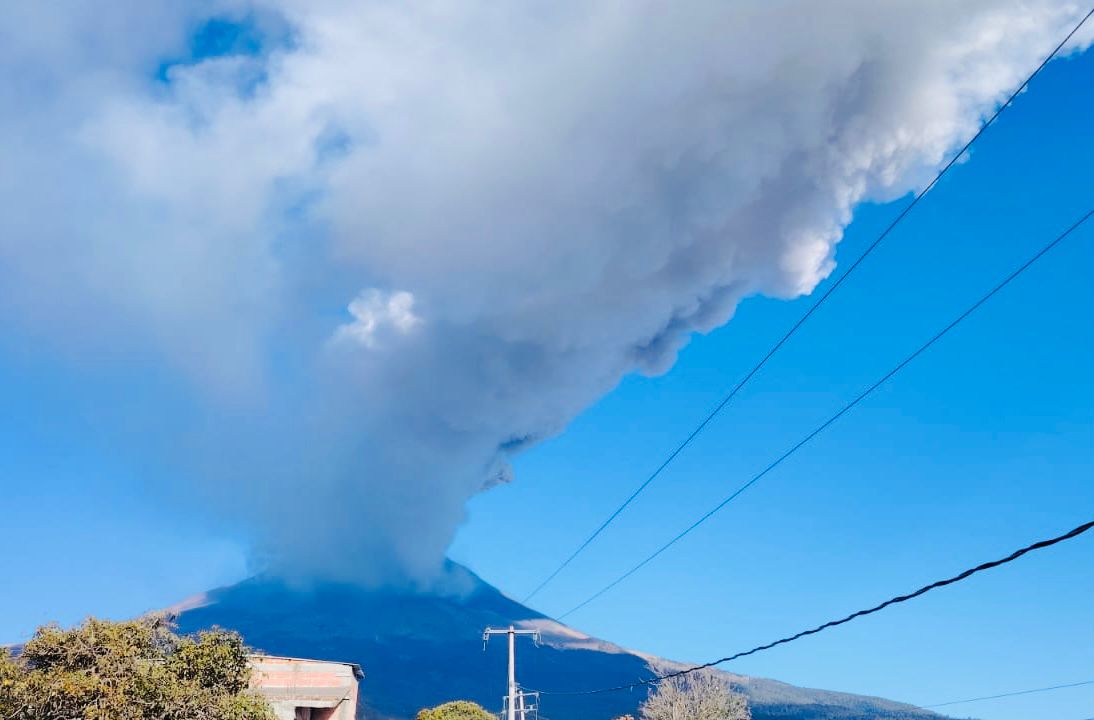 Atlixco, bajo la fumarola del volcán Popocatépetl