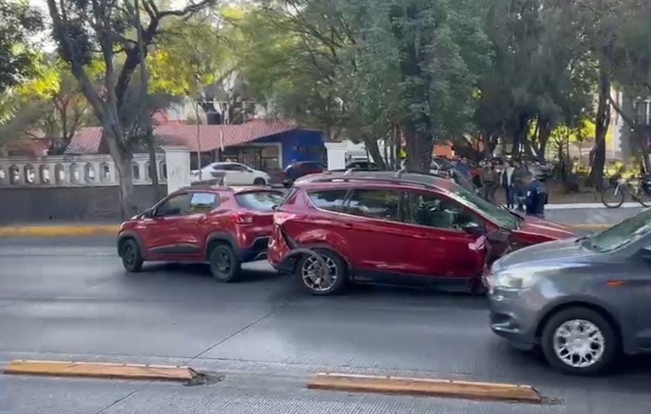 Abuelita choca camioneta e intenta huir sobre bulevar 5 de mayo