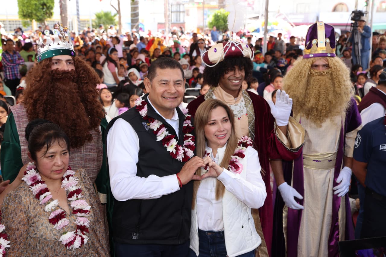 Con alegría y sensibilidad, Gobierno de Puebla entrega miles de juguetes en 27 microregiones