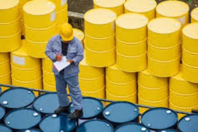 Caen precios del petróleo ante posible acuerdo de paz en Líbano
