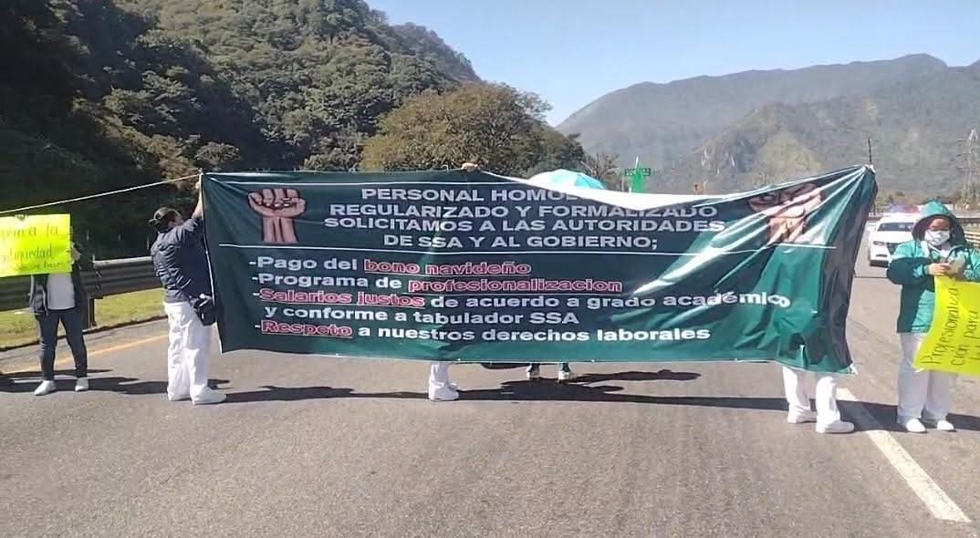 Bloquean trabajadores Hospital de Río Blanco autopista Puebla-Orizaba