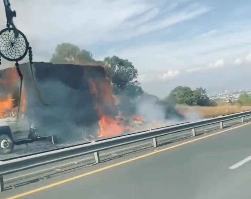 Se incendia camión de carga en la vía Atlixcáyotl la tarde de este martes 