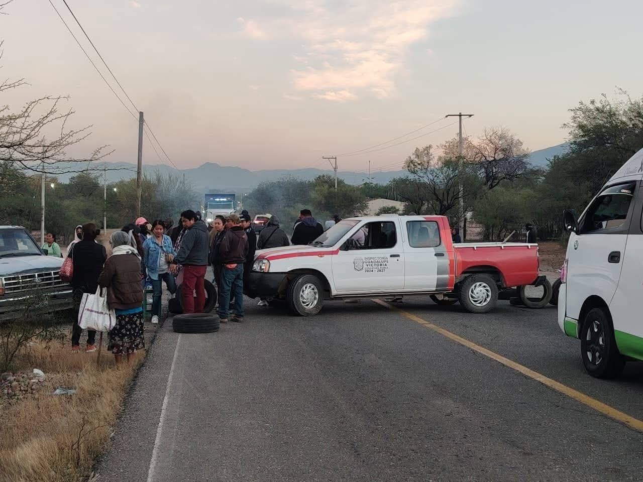 Habitantes Coxcatlán toman carretera por presunto abuso de autoridad
