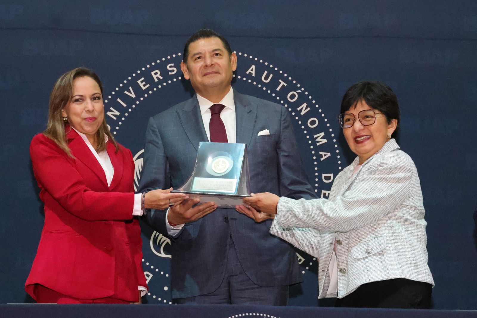 Como orgulloso egresado BUAP, Armenta abre puertas a servicio social universitario; Cedillo reconoce su trayectoria