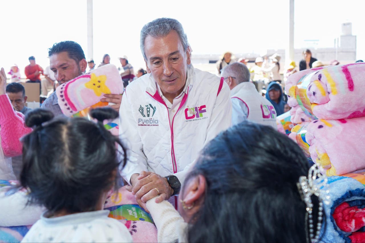 Entregan Pepe Chedraui y MariElise Budib cobertores en San Miguel Canoa