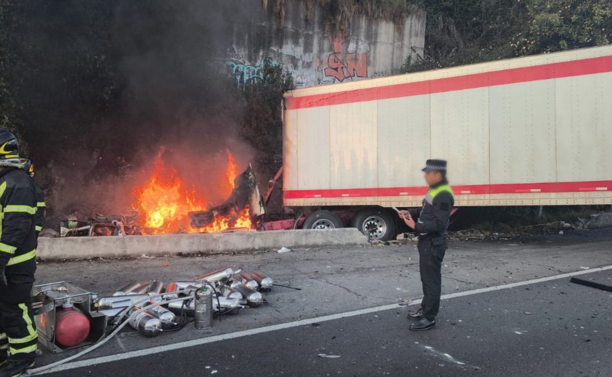 VIDEO Después de chocar, tráiler se incendia en la autopista México-Toluca