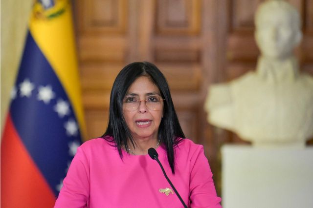 Delcy Rodríguez crea comisión para liberar a Nicolás Maduro y Cilia Flores