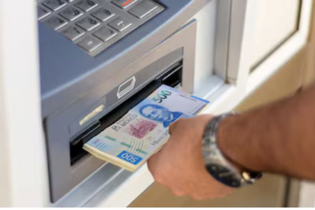 SAT vigila depósitos en efectivo: cuándo se reportan y qué aplica en México