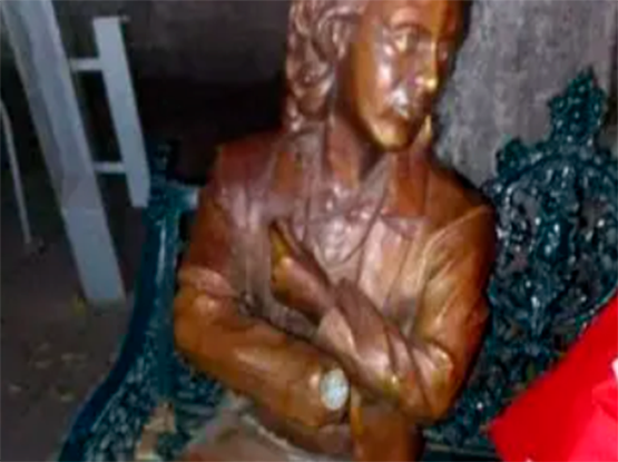 Vuelven a vandalizar escultura de Elena Garro en el Centro Histórico de Puebla