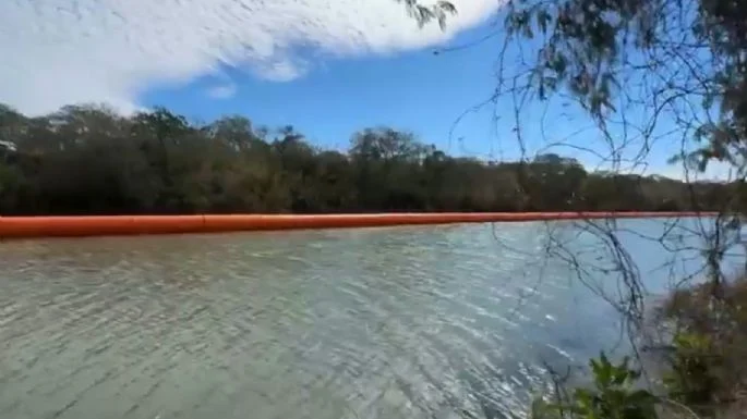 EU instala muro flotante de boyas en el Río Bravo frente a Matamoros