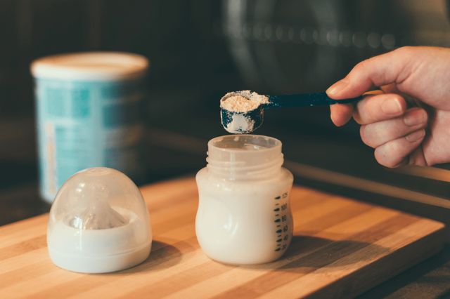 Cofepris alerta sobre retiro de leche de fórmula por posible bacteria