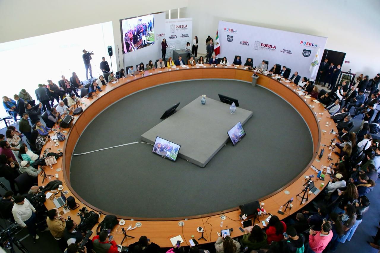 Armenta cambia a siete secretarios en el primer año