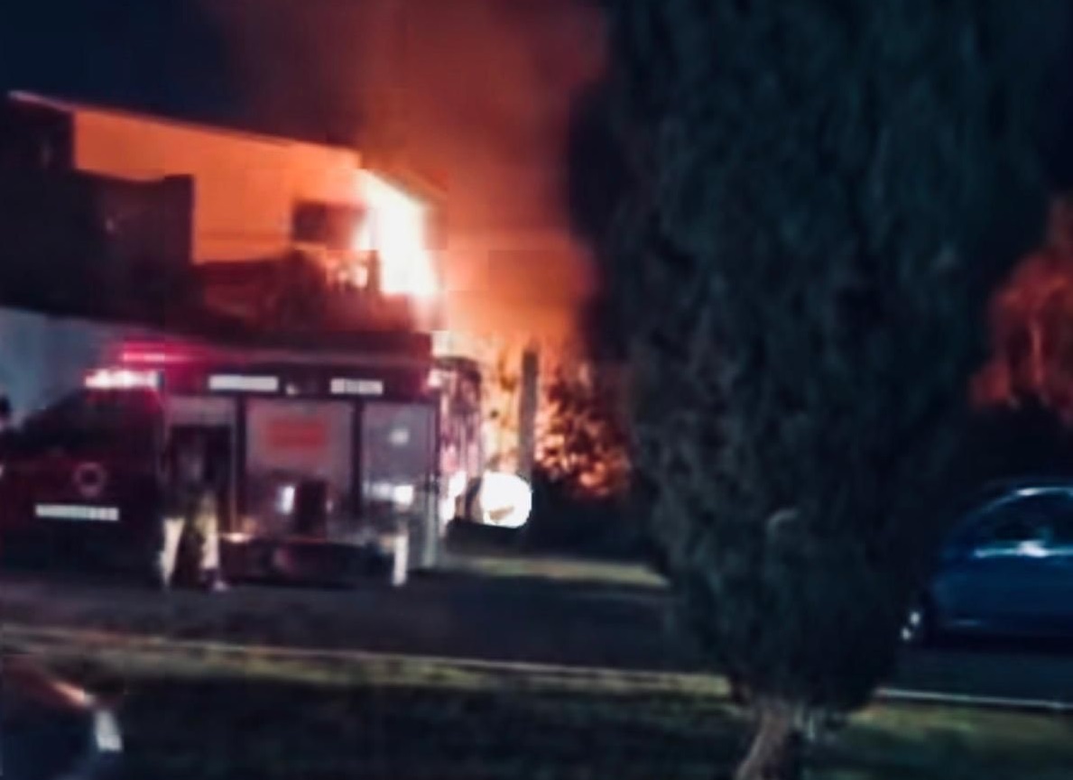 Incendio moviliza esta noche a bomberos en zona céntrica de Atlixco