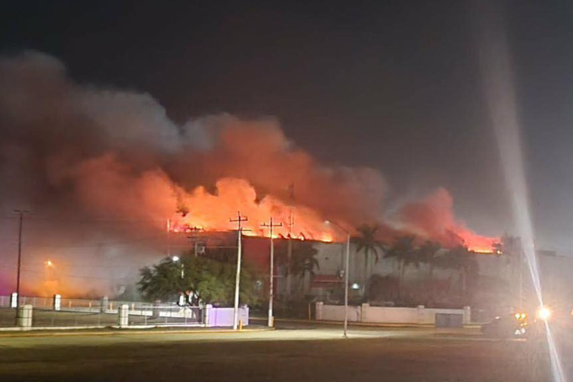 Tres bomberos muertos deja incendio en maquiladora de Matamoros, Tamaulipas