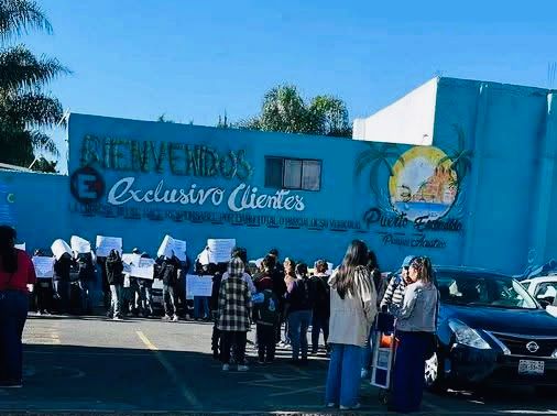 Manifestación por presunto brote de sarampión en balneario de Cholula
