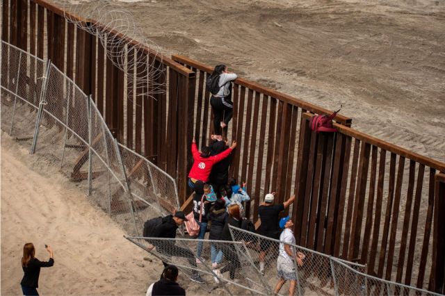 DHS ofrece 2,600 dólares a migrantes que acepten salir de EE.UU. por su cuenta