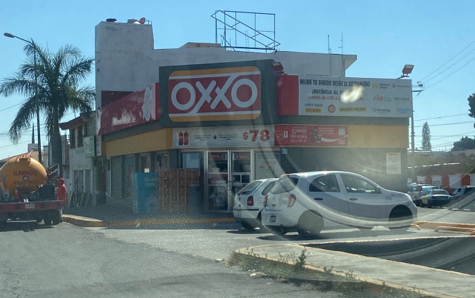 Detienen a presuntos asaltantes de Oxxo en Atlixco