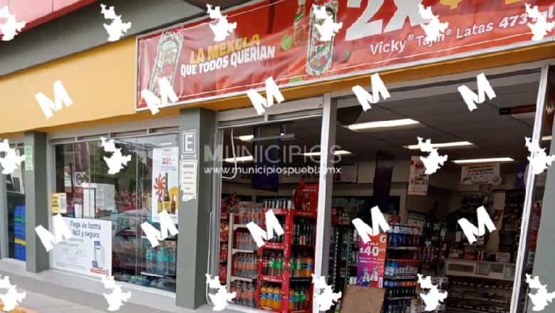 VIDEO Conductor ebrio deshace acceso de Oxxo en Texmelucan