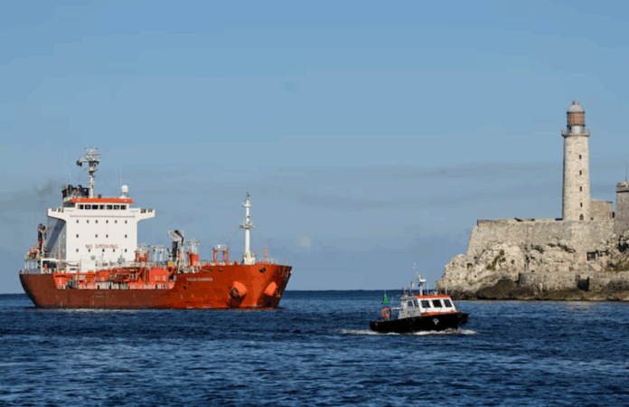 Pemex frena envío de crudo a Cuba tras presiones internacionales