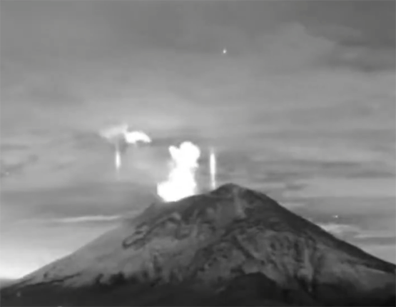 VIDEO Captan destellos luminosos sobre el Popocatépetl 