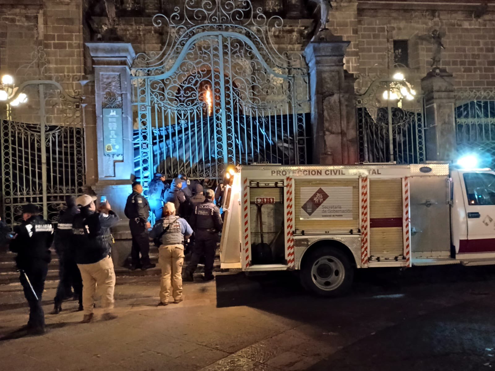 Protección Civil controla incendio en portón de la Catedral de Puebla