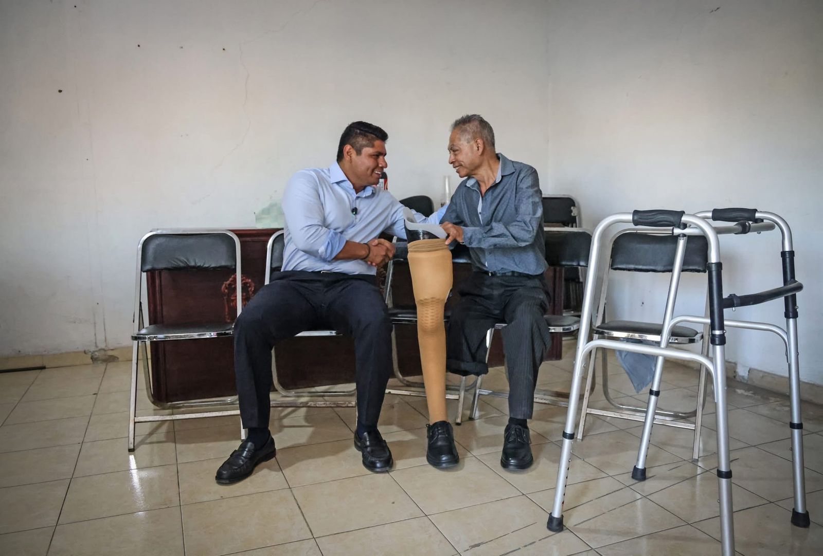 Cumple Omar Muñoz promesa de donar mensualmente la mitad de su salario