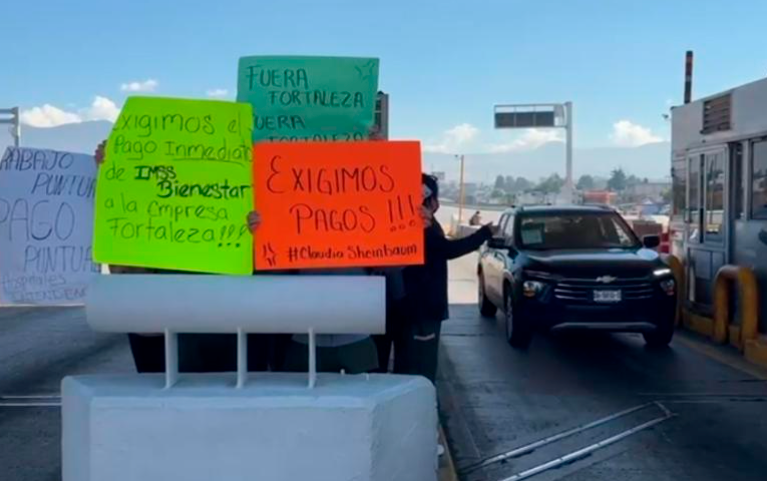Trabajadores de hospitales liberan caseta San Marcos en la México-Puebla