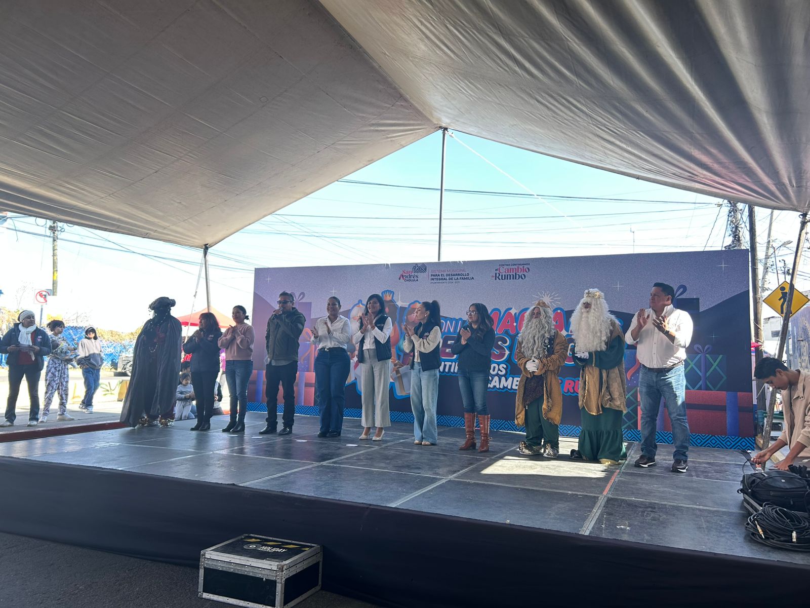 Encabeza Lupita Cuautle entrega de obsequios en caravana de Reyes Magos
