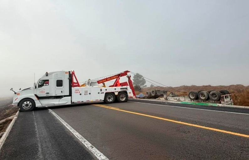 Cierre de la Teziutlán-Virreyes dura más de 7 horas por volcadura de tractocamión