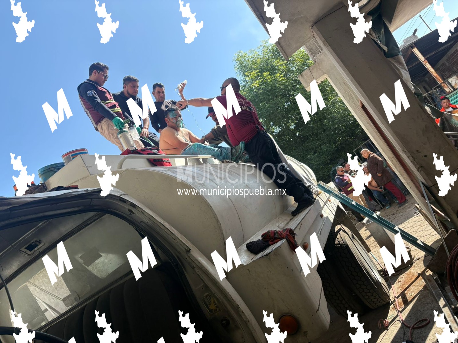 Rescatan a dos hombres tras intoxicarse mientras pintaban pipa en Huejotzingo