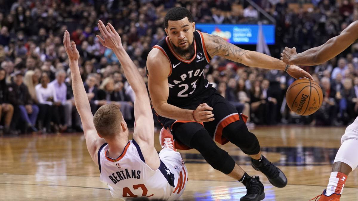Anthony Edwards, de los Wolves enfrenta una multa de la NBA por lanzar el balón a las gradas 