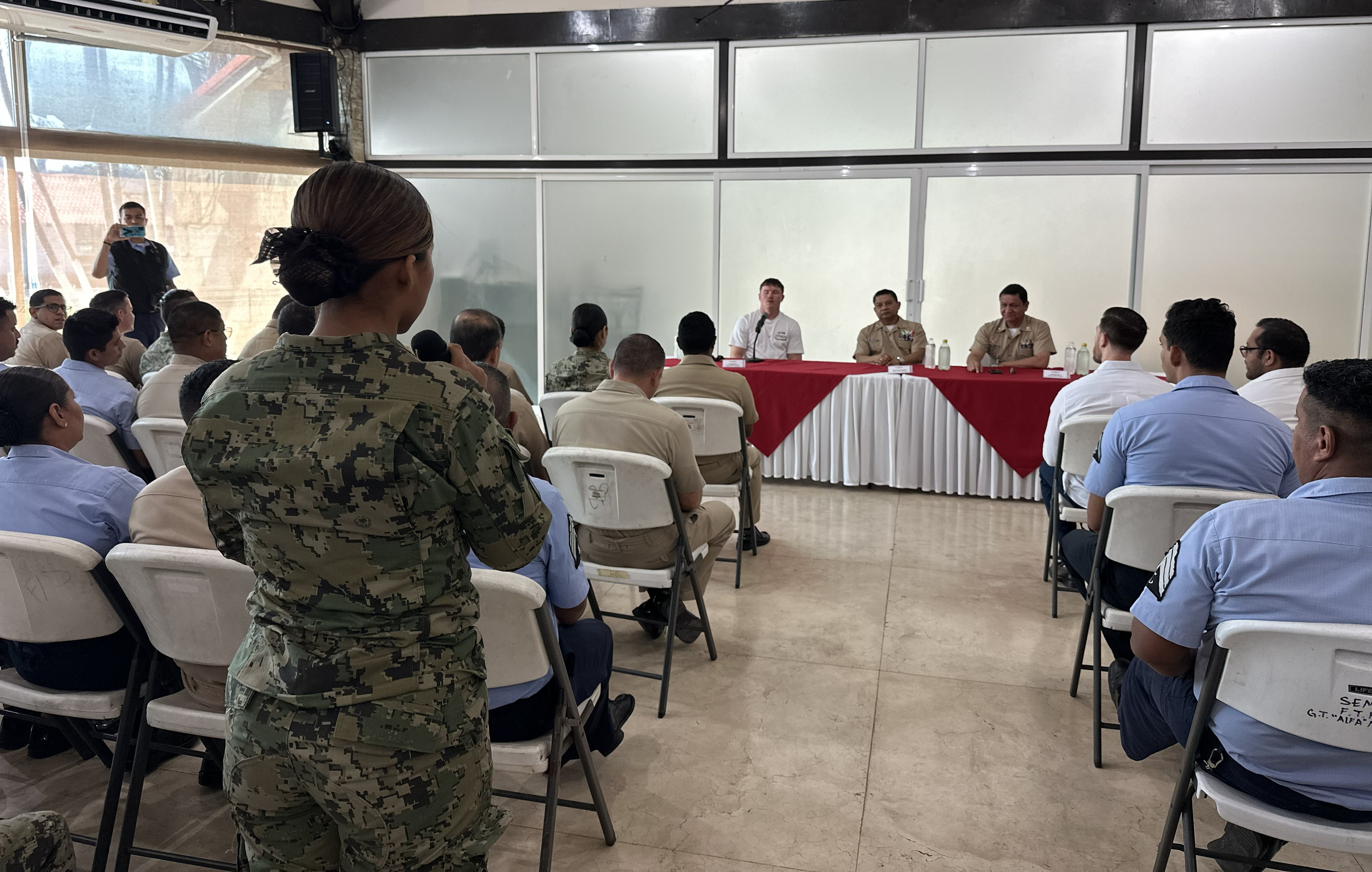 Imparte el Canelo Álvarez conferencia a personal Naval en Manzanillo, Colima