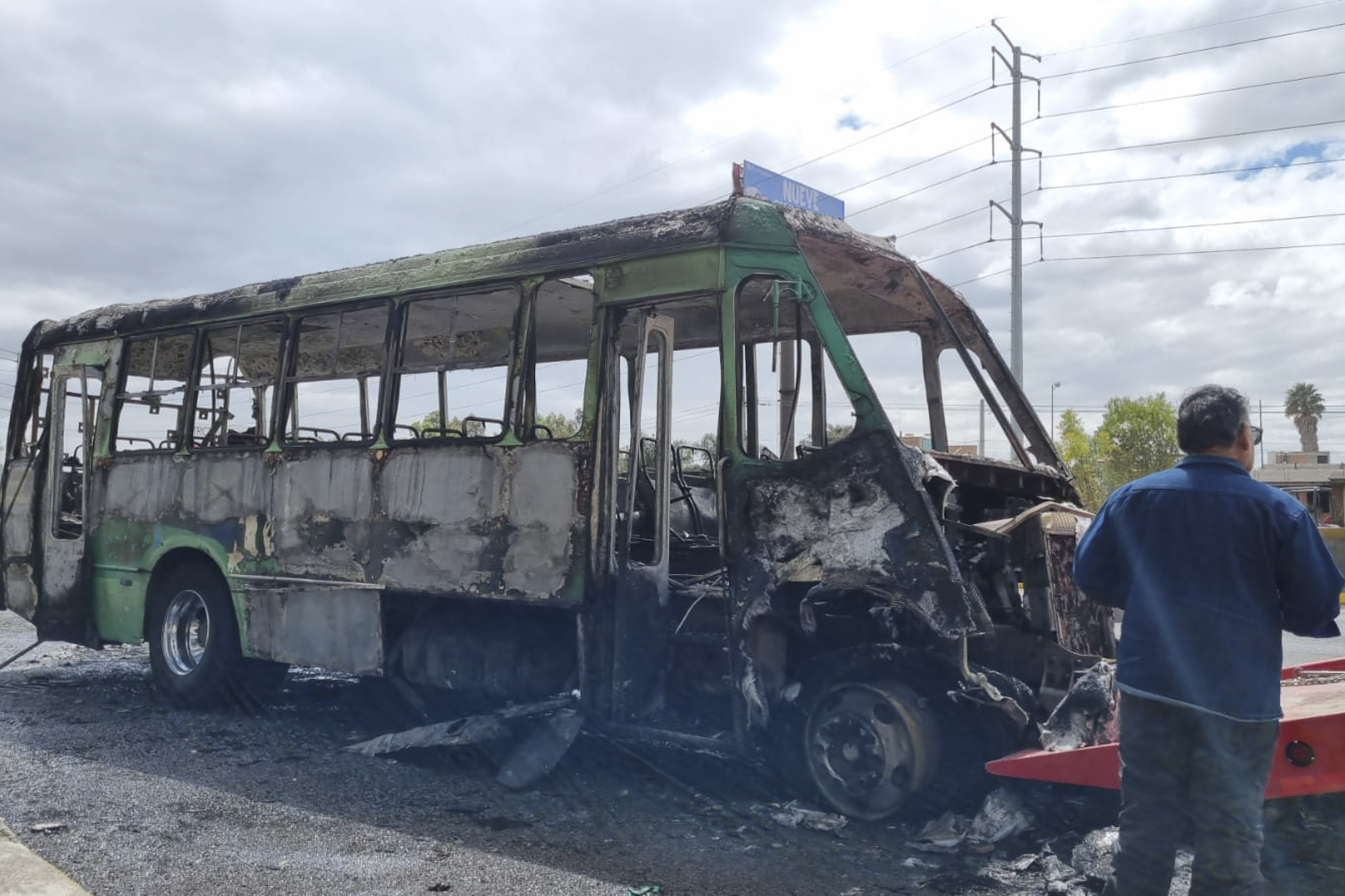 Bloqueos e incendios de vehículos se han registrado en varios estados por la muerte de El Mencho 