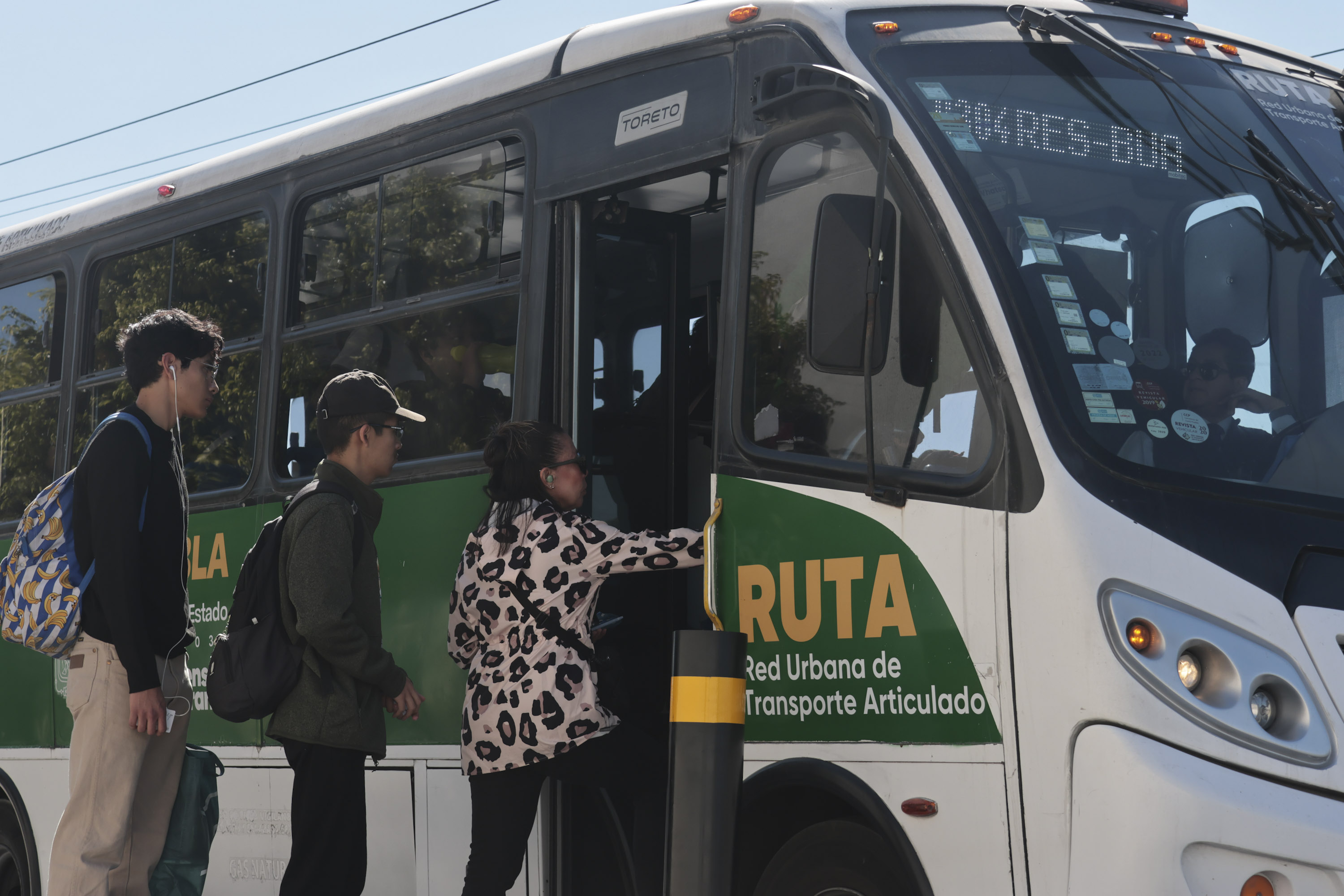 VIDEO Ante escases de transporte público, poblanos optan por tomar el RUTA
