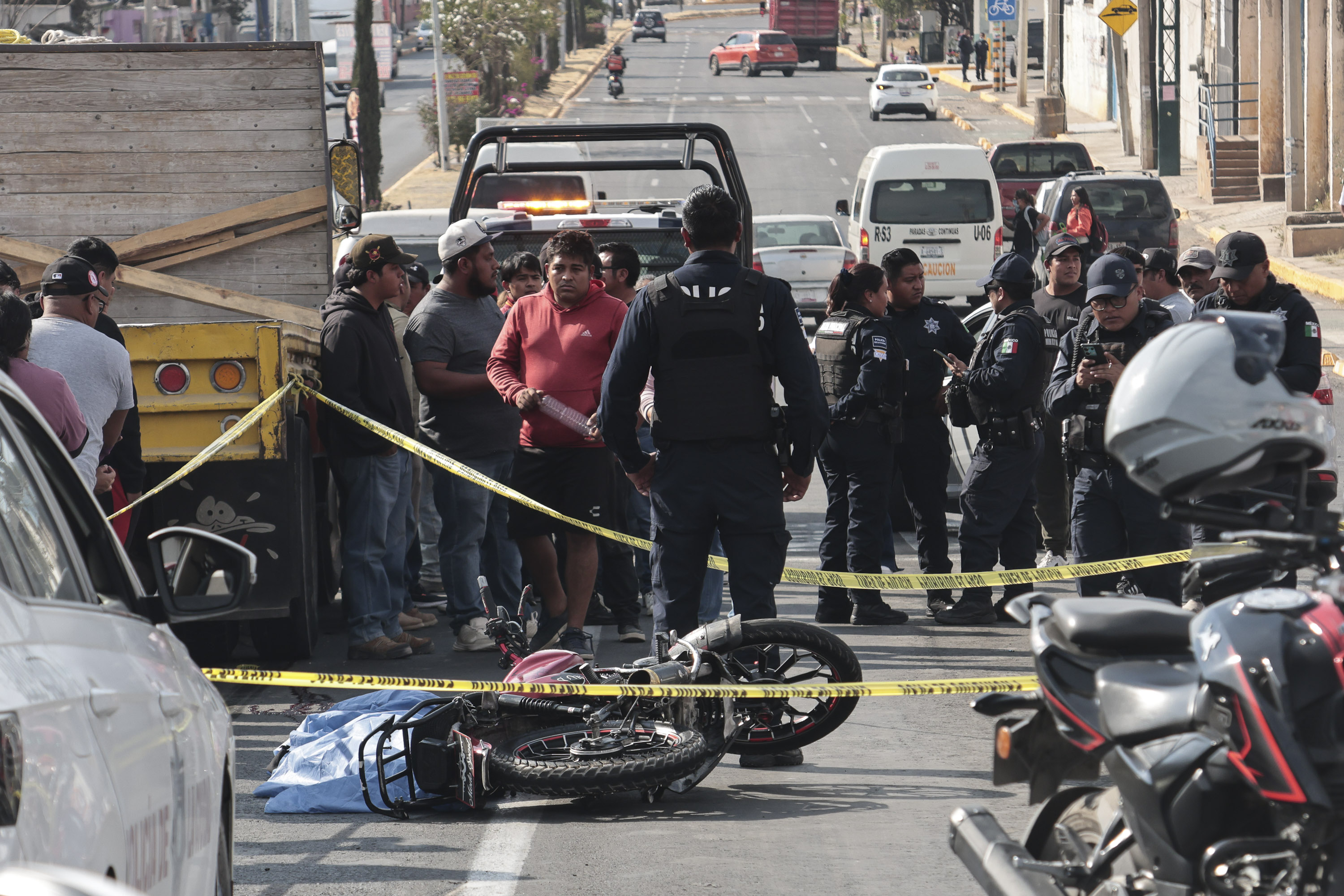 VIDEO Fallece motociclista al ser arrollado por un camión en Totimehuacán