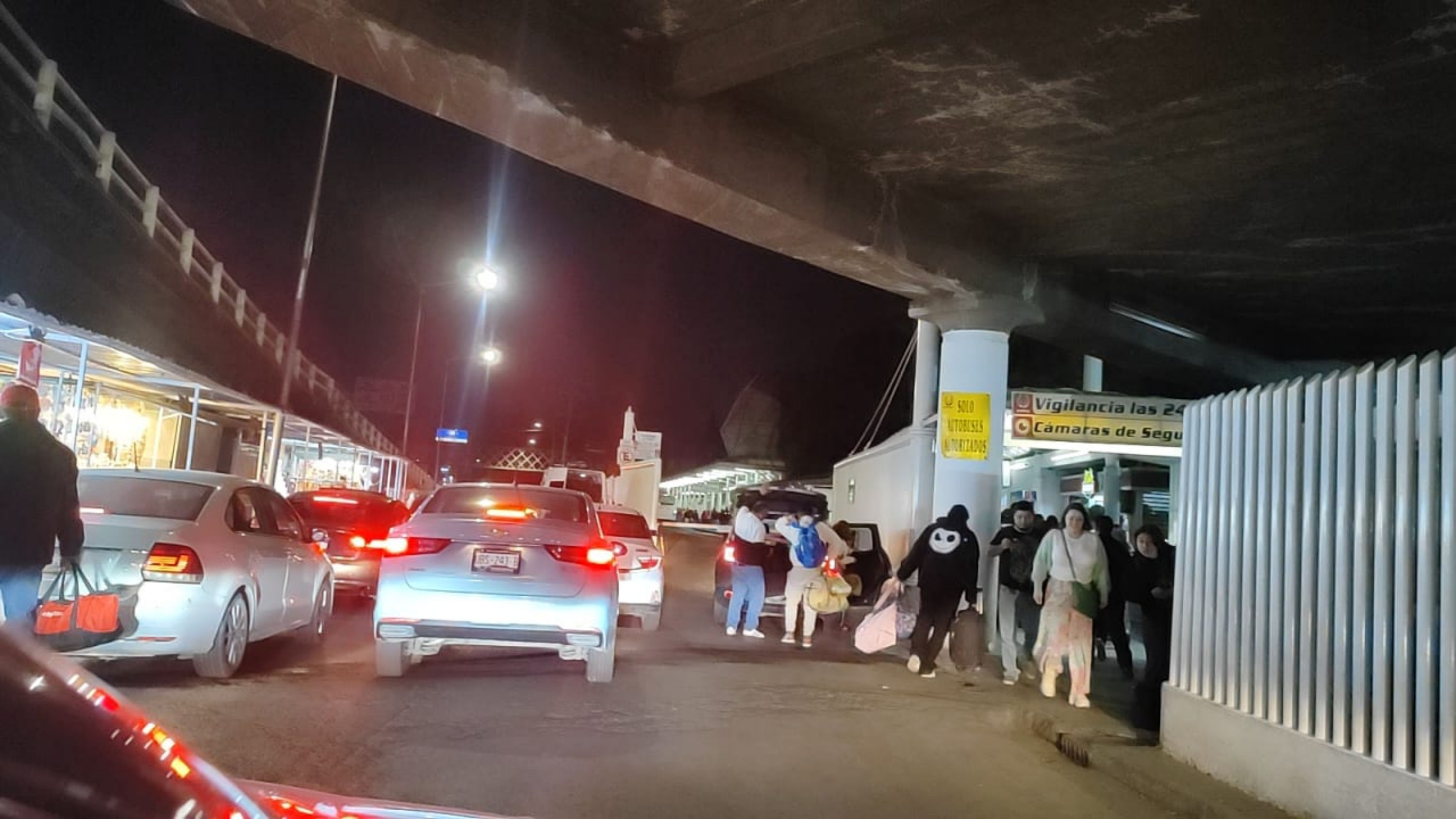 VIDEO Se registra un caos vial afuera de la CAPU con regreso de paseantes